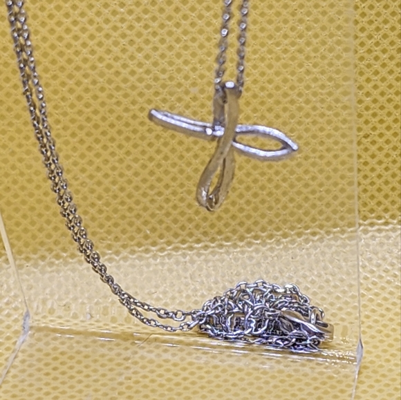 Silver cross necklace - Picture 4 of 4